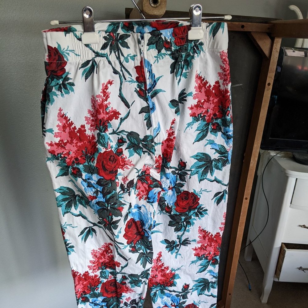 Laura Byrnes California Cropped Trousers in Bella Roses, Size Large